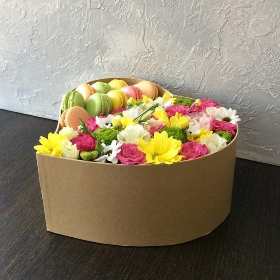 9 макарун с цветами в коробке сердцем - фото 3