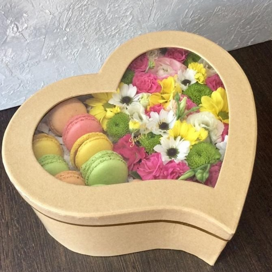 9 макарун с цветами в коробке сердцем - фото 4